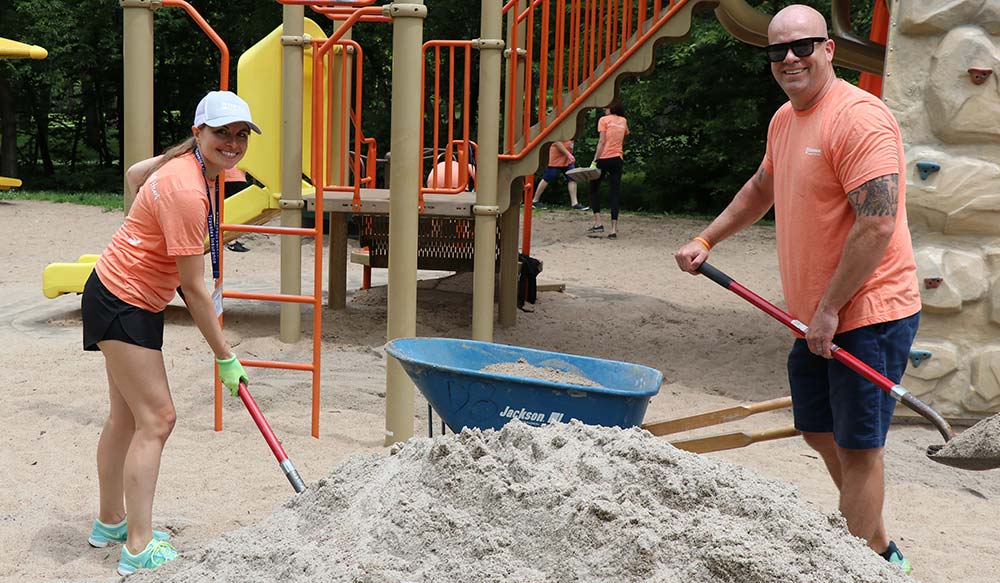 Travelex Insurance employees volunteering at park